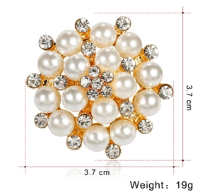 Dettaglio della spilla con perle da 3,7 cm che mostra dimensioni e peso di 19g