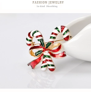 Detailansicht der Weihnachts-Zuckerstangen-Brosche mit Emaille und roter Strass-Schleife