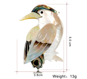 Détail de la broche oiseau en nacre montrant les dimensions 5,0cm x 3,8cm et le poids
