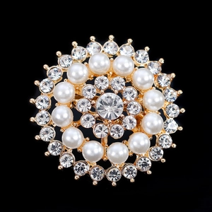 Broche tournesol dorée élégante avec des cristaux étincelants et des perles blanches