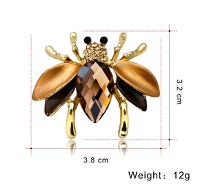 Detaillierte Ansicht der Bienenbrosche mit Maßen 3,8x3,2cm und Gewicht 12g in Goldoptik