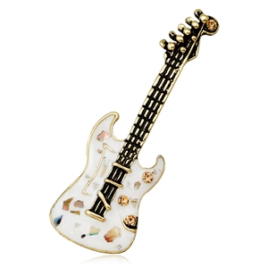 Broche guitare vintage avec coquillages colorés, bord doré et strass oranges