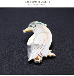 Détails de la broche oiseau vintage avec incrustation de nacre irisée