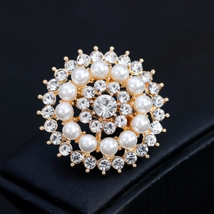 Élégante broche tournesol dorée avec grand cristal central et accents de perles