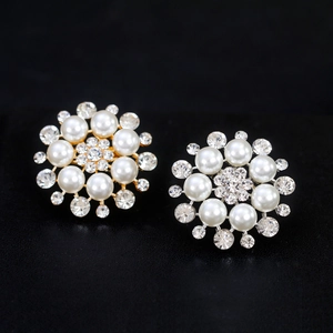 Elegant floral brooches with pearls and rhinestones in gold and silver finish