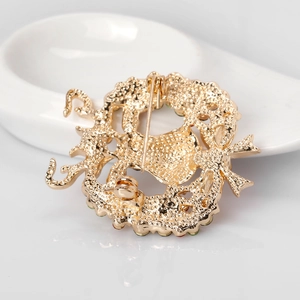 Vue arrière de broche renne dorée montrant la texture de la fonte et le fermoir de sécurité