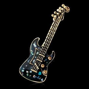 Vintage Gitarrenbrosche mit buntem Muschelinlay und Goldplattierung auf schwarzem Grund