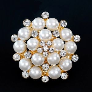 Elegante spilla a fiore con perle bianche e diamanti brillanti su base dorata