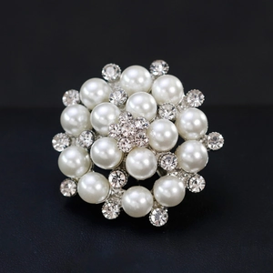 Elegante spilla a fiore con perle e lega d'argento e strass scintillanti per donne