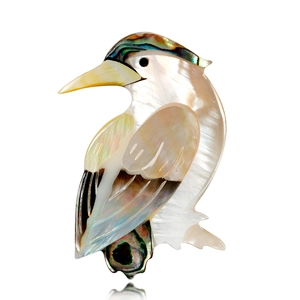 Prachtige ijsvogel broche gemaakt van natuurlijk parelmoer en glanzende abalone schelp