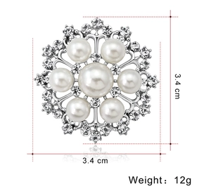 Vue détaillée de la broche en perles en forme de fleur avec strass et dimensions précises