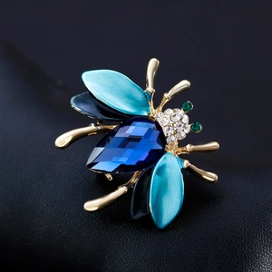 Exquisite goldene Insektenbrosche mit tiefblauem Kristall und blau emaillierten Flügeln