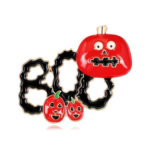 Détail de la broche Halloween BOO en émail avec citrouilles rouges et placage alliage