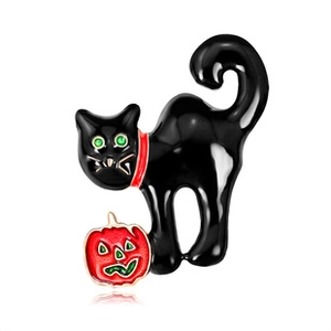 Détail d'une broche d'Halloween en émail avec un chat noir et une tête de citrouille