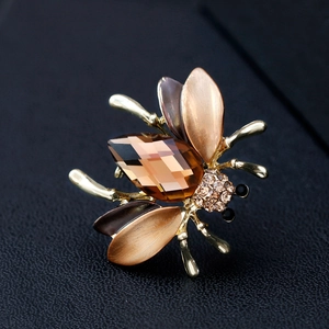 Exquisite goldfarbene Bienenbrosche mit bernsteinfarbenem Glasstein und Kristallen