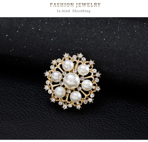 Vue détaillée d'une broche florale en perles avec cristaux brillants sur alliage doré