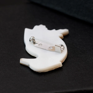 Broche oiseau rétro avec texture coquille blanche et épingle de sûreté en métal argenté