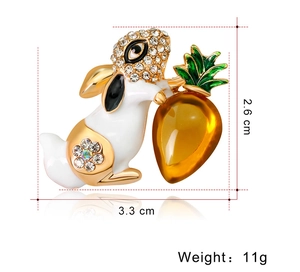 Vue détaillée de la broche lapin avec strass et carotte, dimensions de 2,6cm par 3,3cm