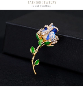 Détail de la broche rose avec émail bleu et cristaux étincelants sertis sur métal