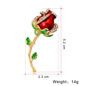 Broche rose émaillée rouge avec strass blancs et finition dorée élégante, hauteur 5,2 cm