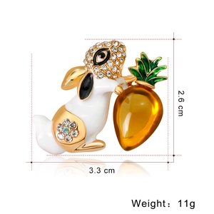 Broche lapin dessin animé avec strass et carotte émaillée, taille 2,6cm x 3,3cm