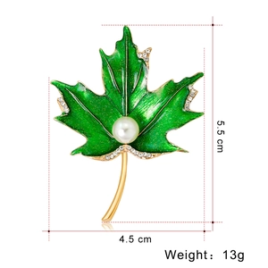 Broche feuille d'érable verte avec strass brillants et perle blanche sur alliage doré