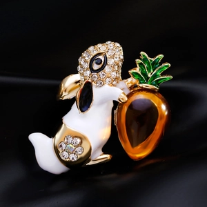 Broche lapin tendance avec strass et carotte en émail sur fond de soie noire