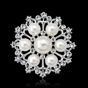 Élégante broche fleur en perles avec cristaux scintillants et base argentée sur fond noir