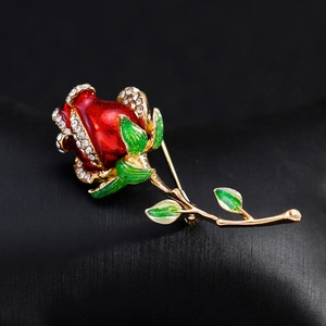 Élégante broche rose avec pétales en émail rouge, feuilles vertes et zircons blancs