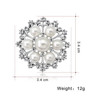 Broche flocon de neige avec perles et strass sur base argentée, taille 3,4 cm