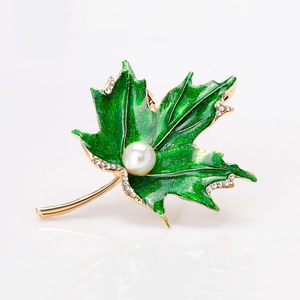 Broche feuille d'érable en émail vert avec perle blanche et strass sur base dorée