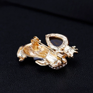Vue arrière de la broche lapin en alliage doré avec strass et fermoir épingle de sûreté