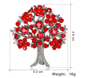 Vista dettagliata della spilla ad albero con strass, altezza 4,6 cm e larghezza 4,2 cm