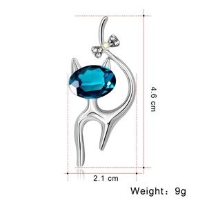 Broche chat argentée avec pierre bleue et nœud, dimensions 4,6 cm sur 2,1 cm