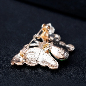 Broche artístico de mariposa vista posterior que muestra el mecanismo de alfiler dorado