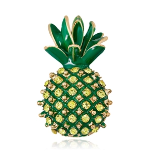 Broche ananas étincelante avec cristaux jaunes et feuilles en émail vert sur blanc