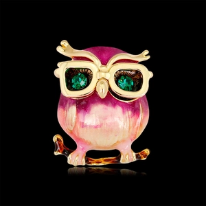 Broche chouette élégante en émail dégradé violet avec yeux en cristal vert sur branche d'or