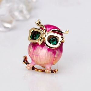 Broche chouette mignonne en émail dégradé rose avec yeux en cristal vert sur branche