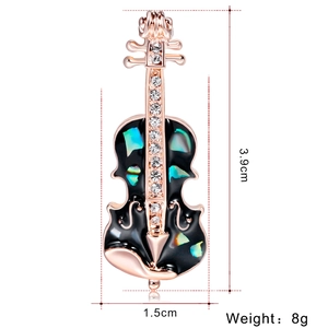 Broche violon élégante avec émail noir, texture nacrée et cristaux brillants sur métal doré