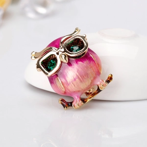 Charmante broche hibou rose avec yeux en cristal vert sur une branche dorée pour femme