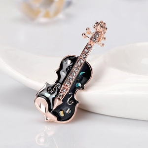 Broche violon en or rose avec incrustation de nacre colorée et strass brillants