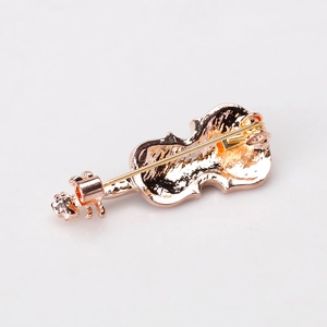 Broche violon en or rose montrant la structure arrière de l'épingle sur un fond blanc pur