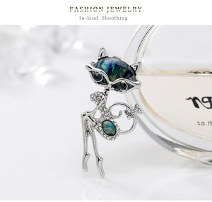 Détail macro de broche renard avec incrustation d'abalone colorée et strass blancs