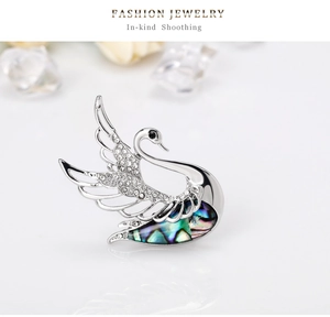 Détail de l'élégante broche cygne avec nacre d'abalone scintillante et pavé de cristaux