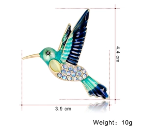 Detailansicht der Kolibri Brosche mit blauen Kristallen und grüner Emaille