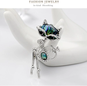 Détail de la broche renard en nacre d'abalone et strass sur un mannequin de main