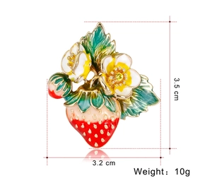 Broche fraise détaillée avec dimensions 3,5 cm par 3,2 cm et un poids de 10 g