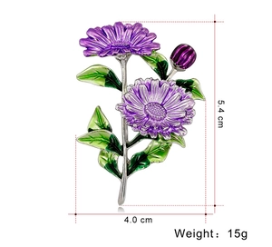 Dettaglio spilla a margherita viola con dimensioni 5,4cm x 4,0cm e un peso di soli 15g