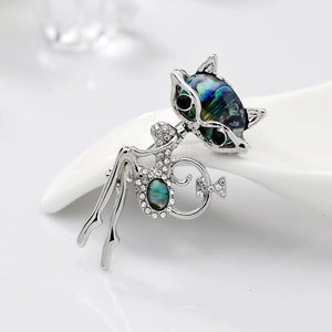 Broche renard exquise avec incrustation de nacre et strass sur céramique blanche