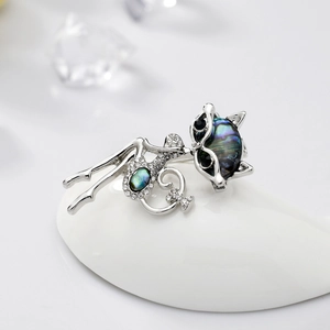 Broche renard artistique avec incrustation de nacre naturelle et cristaux blancs argentés